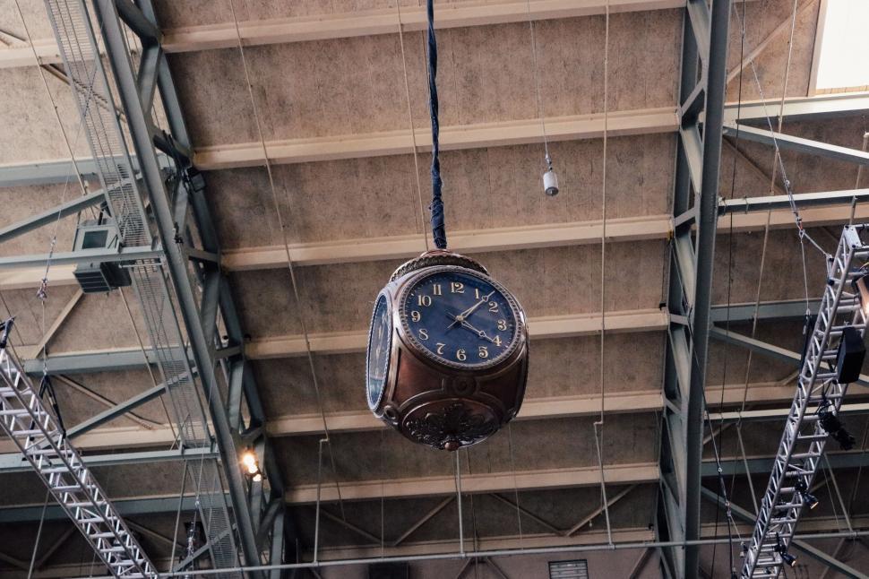 Free Image of Ceiling Clock  