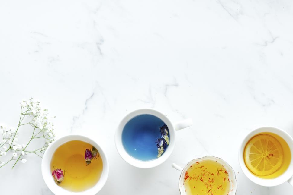 Free Image of Flat lay of cups of herbal tea with copyspace 