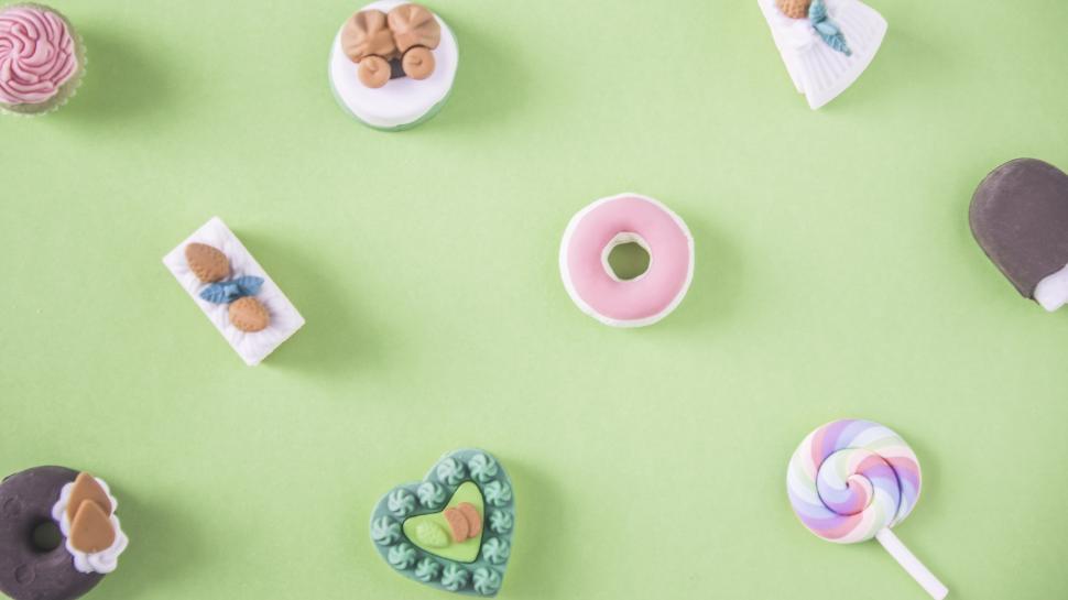 Free Image of Flat lay of fake sweets and candies 