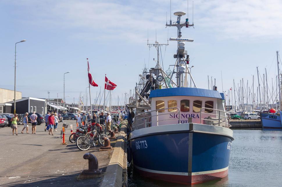 Free Image of Fishing boat at dock 