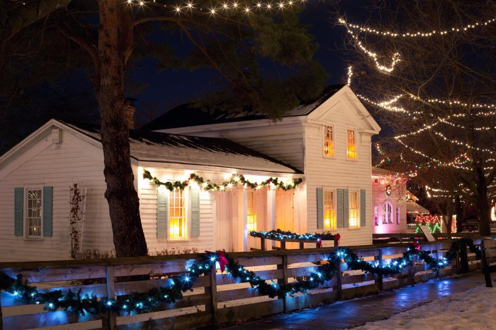 Free Image of House With Xmas lights  