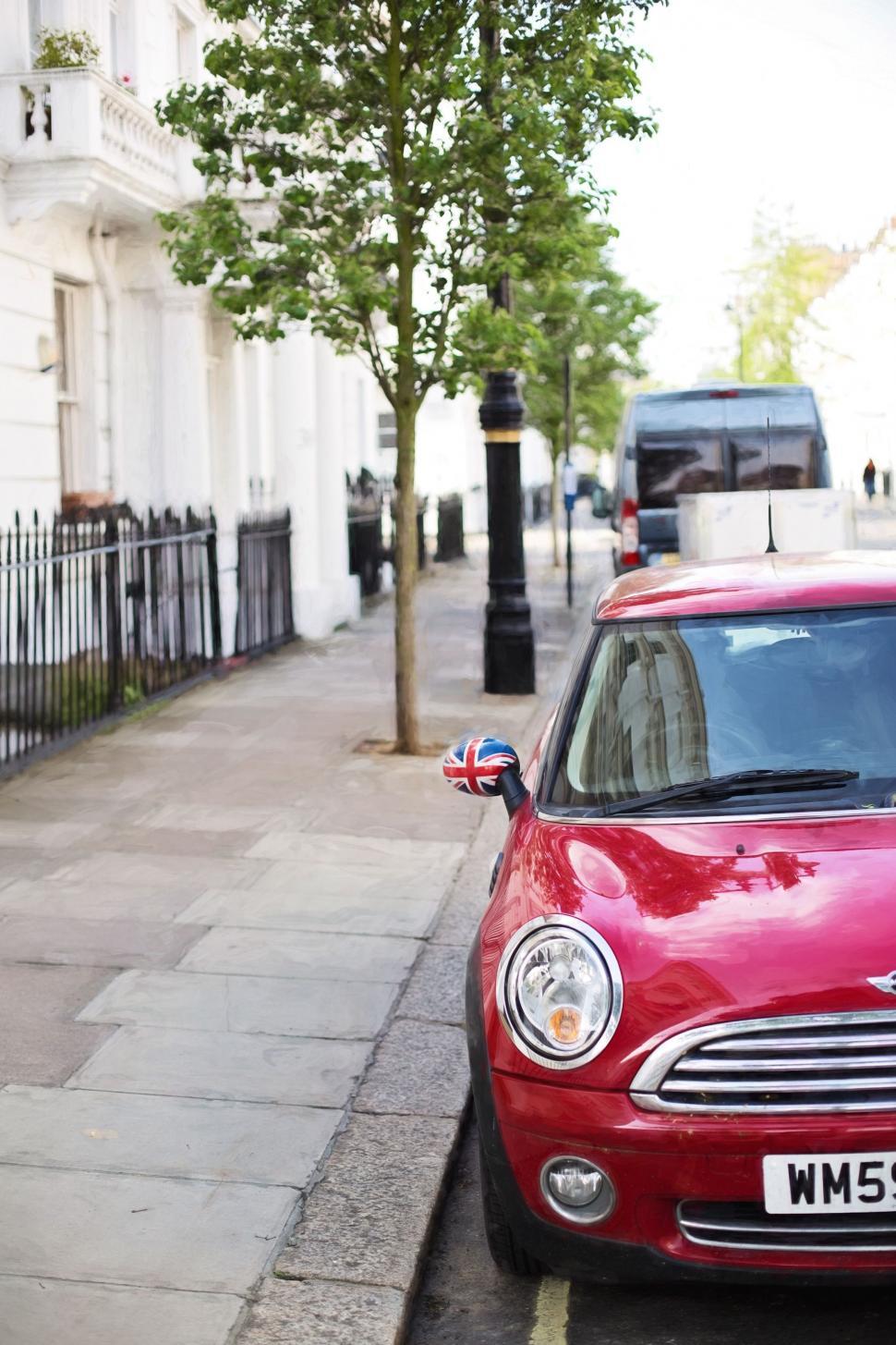 Free Image of Car with British flag on mirror 