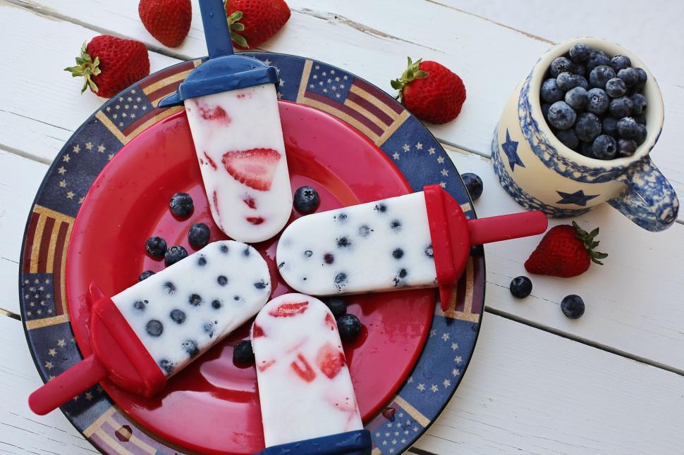 Free Image of Popsicles with fruits  