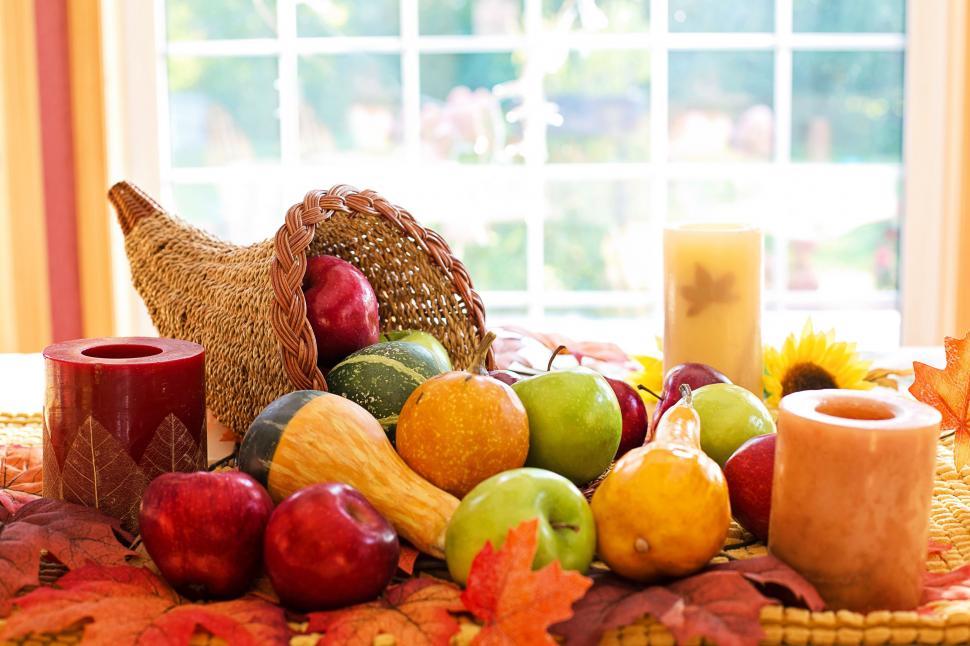 Free Image of Cornucopia and fruits 