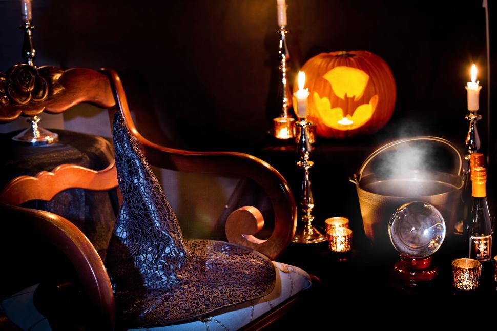 Free Image of Witch hat and Jack-o-lantern 