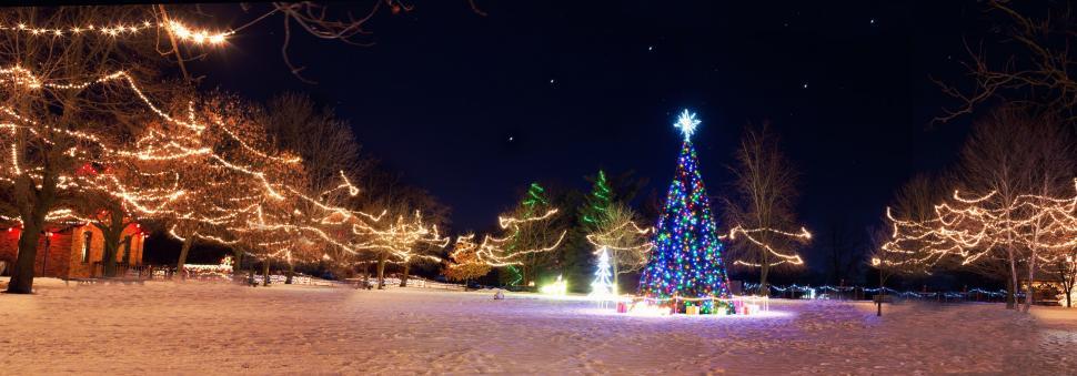 Free Image of Christmas town with Xmas lights  