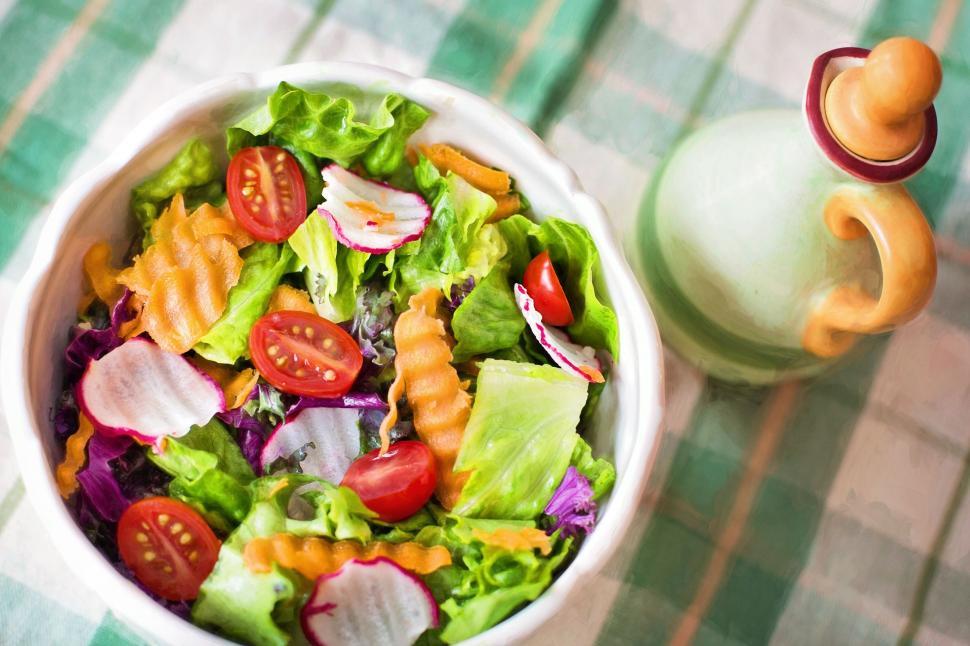 Free Image of Green Salad with sliced tomatoes 