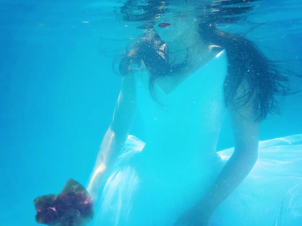 Free Image of Underwater Bride - Wedding Photo Shoot 