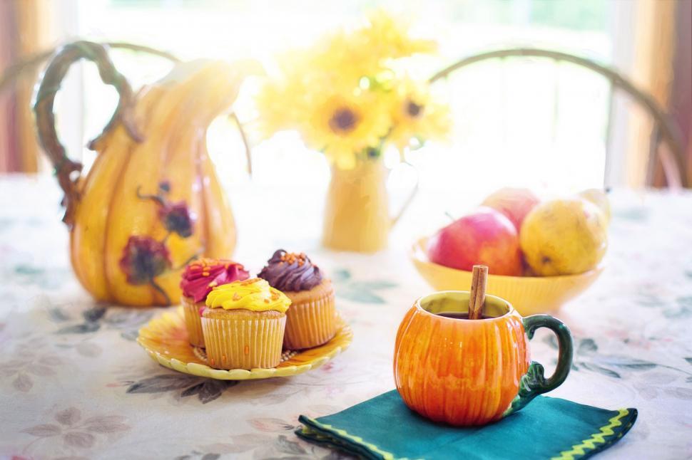 Free Image of Cinnamon tea and cupcakes  