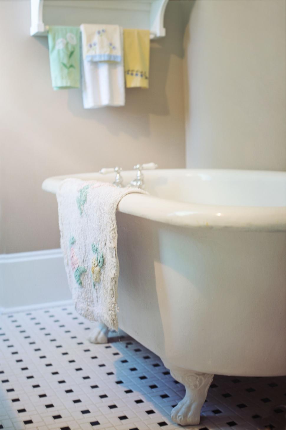 Free Image of Clawfoot tub 