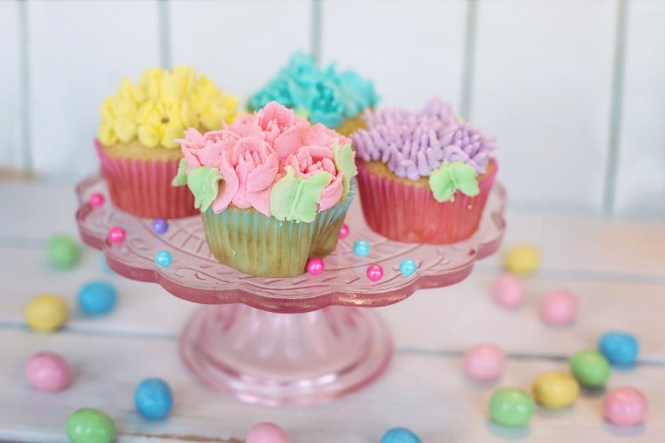 Free Image of Cupcakes on cake stand 