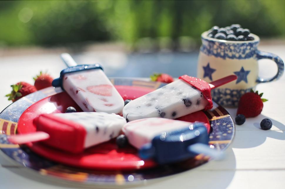 Free Image of Popsicles and fruits 