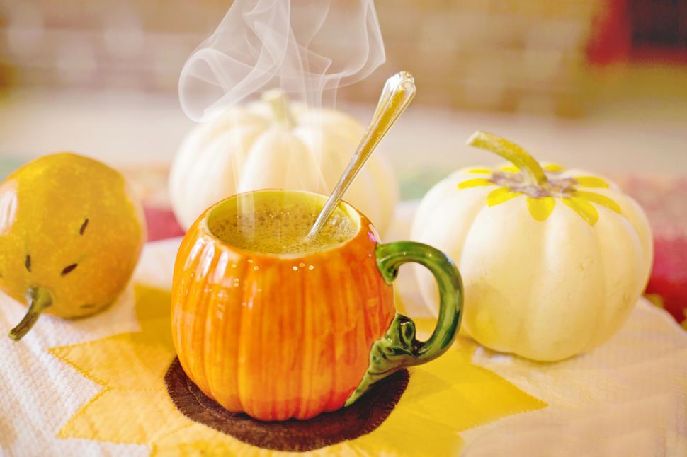 Free Image of Pumpkin spice latte with spoon 