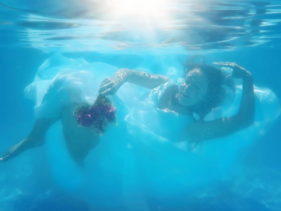 Free Image of Underwater bride 
