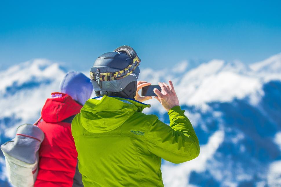 Free Image of Mountaineers taking photos with mobile phone 