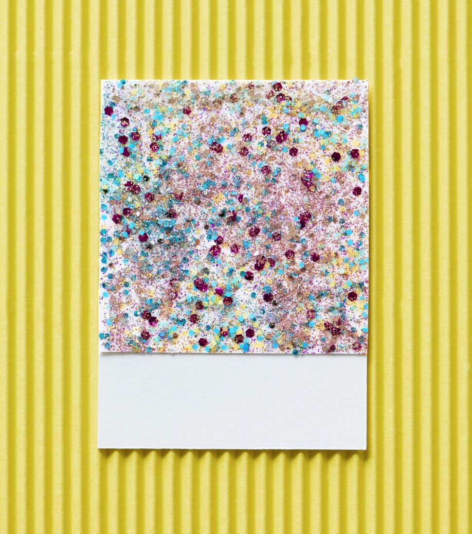 Free Image of Flat lay of glitter sparkles on spaced cardboard frame 