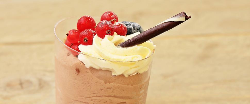 Free Image of Dessert with cream and red currants 