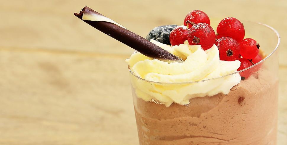Free Image of Dessert with red currants and chocolate cream 