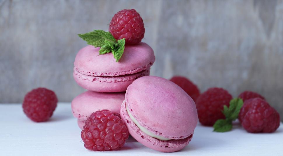 Free Image of Macarons and Raspberries 