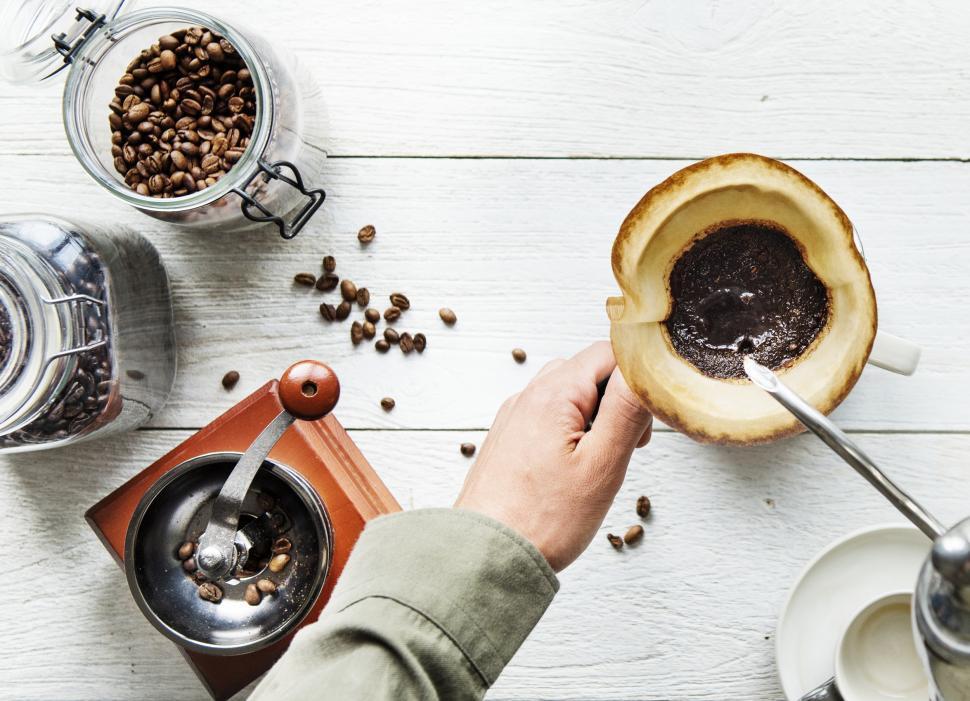 Free Image of Close up of hot water and pour over coffee process with beans 