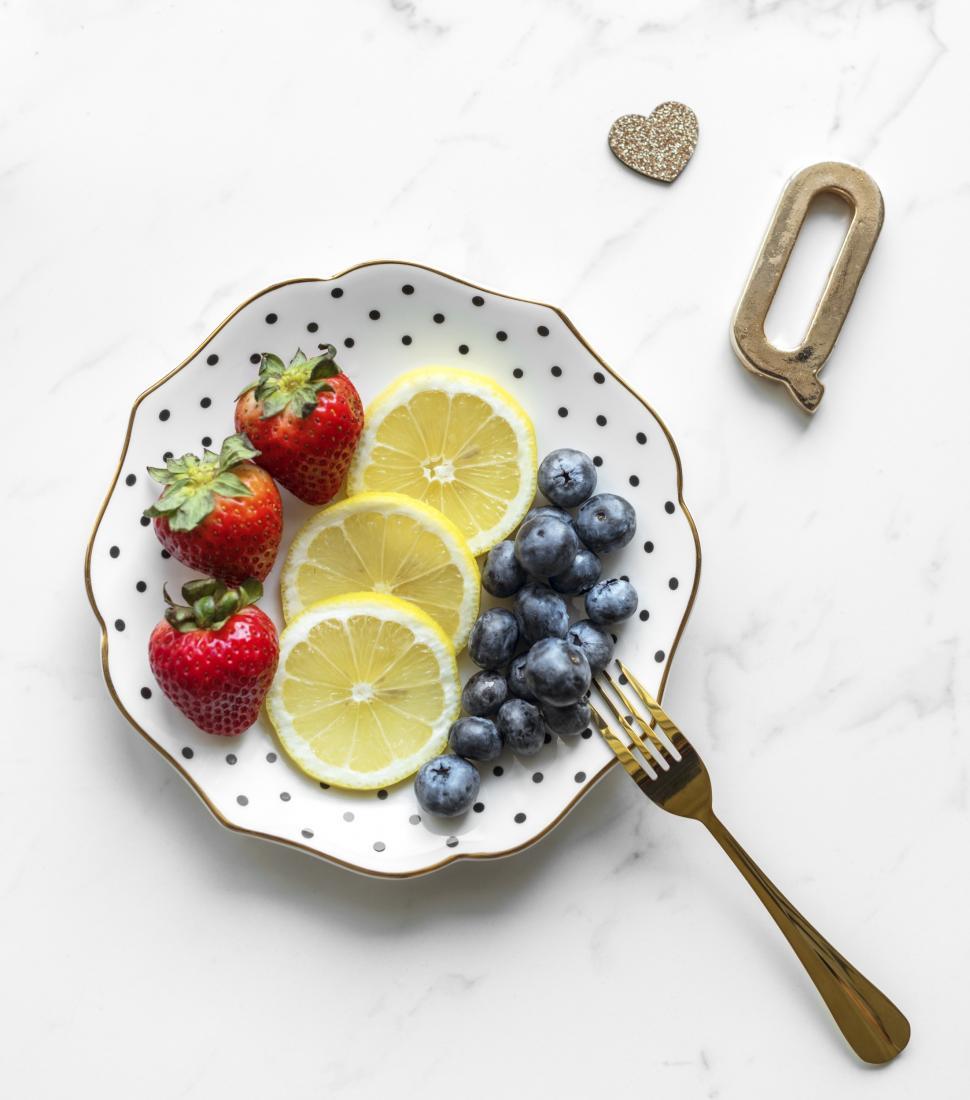 Free Image of Flat lay of fruit arranged on a plate 