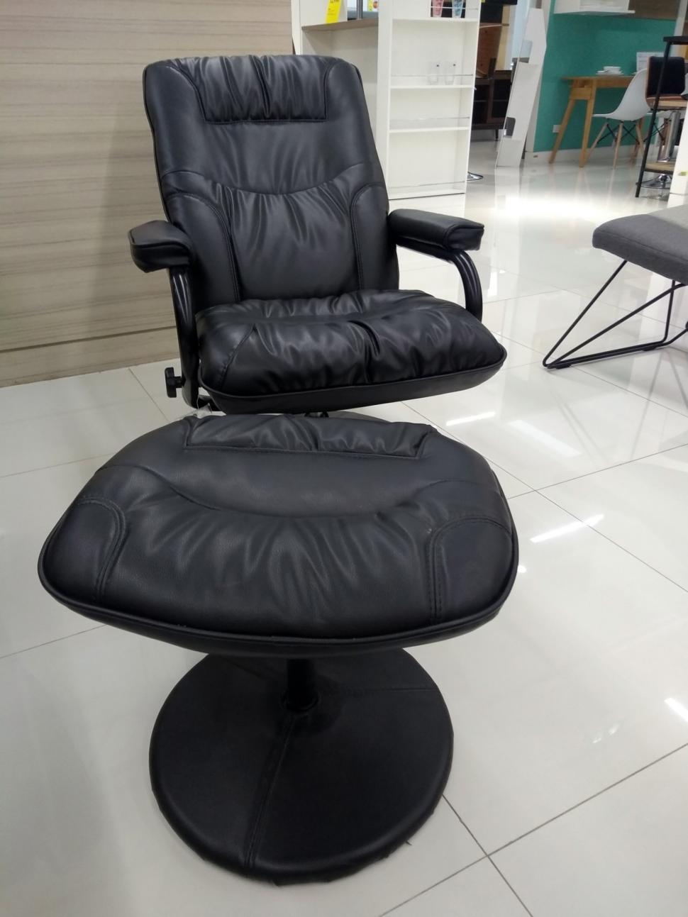 Free Image of Comfy black leather swivel chair  