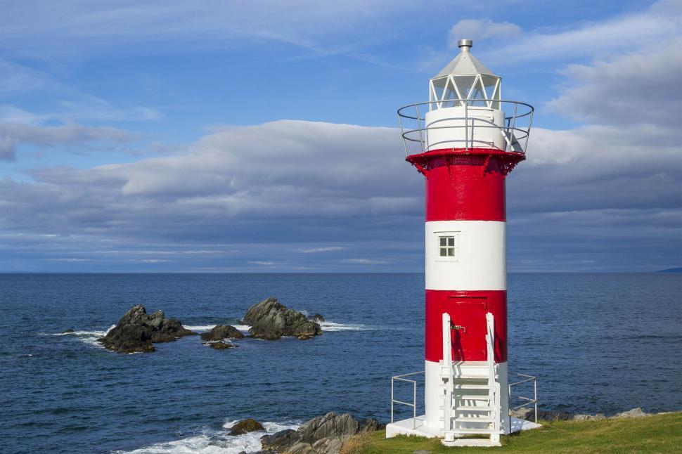 Free Image of Lighttower with rocks 