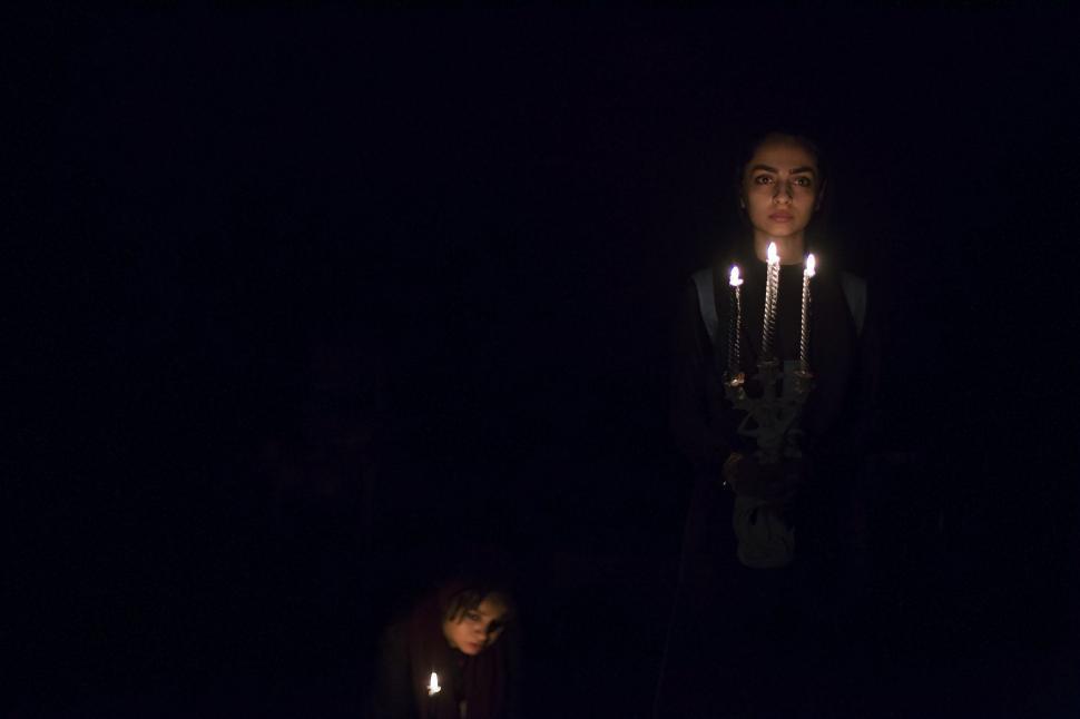 Free Image of actress with candles 