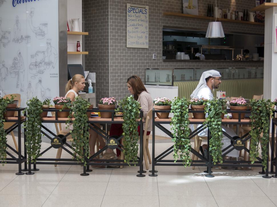 Free Image of life in dubai - Sidewalk Cafe 