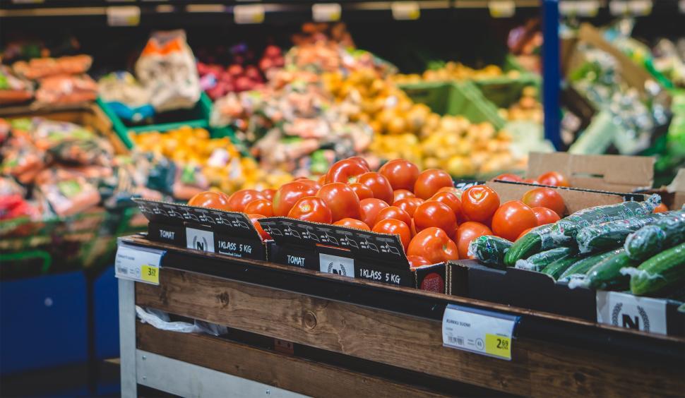 Free Image of Close up of tomatoes in a grocery store 