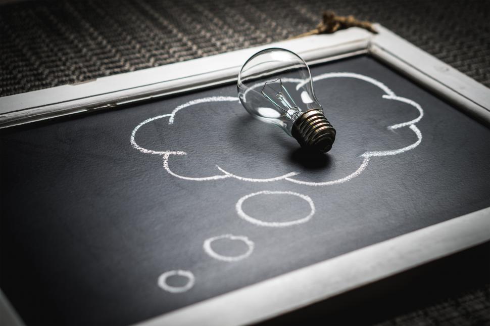 Free Image of A thought bubble created with chalk and light bulb 