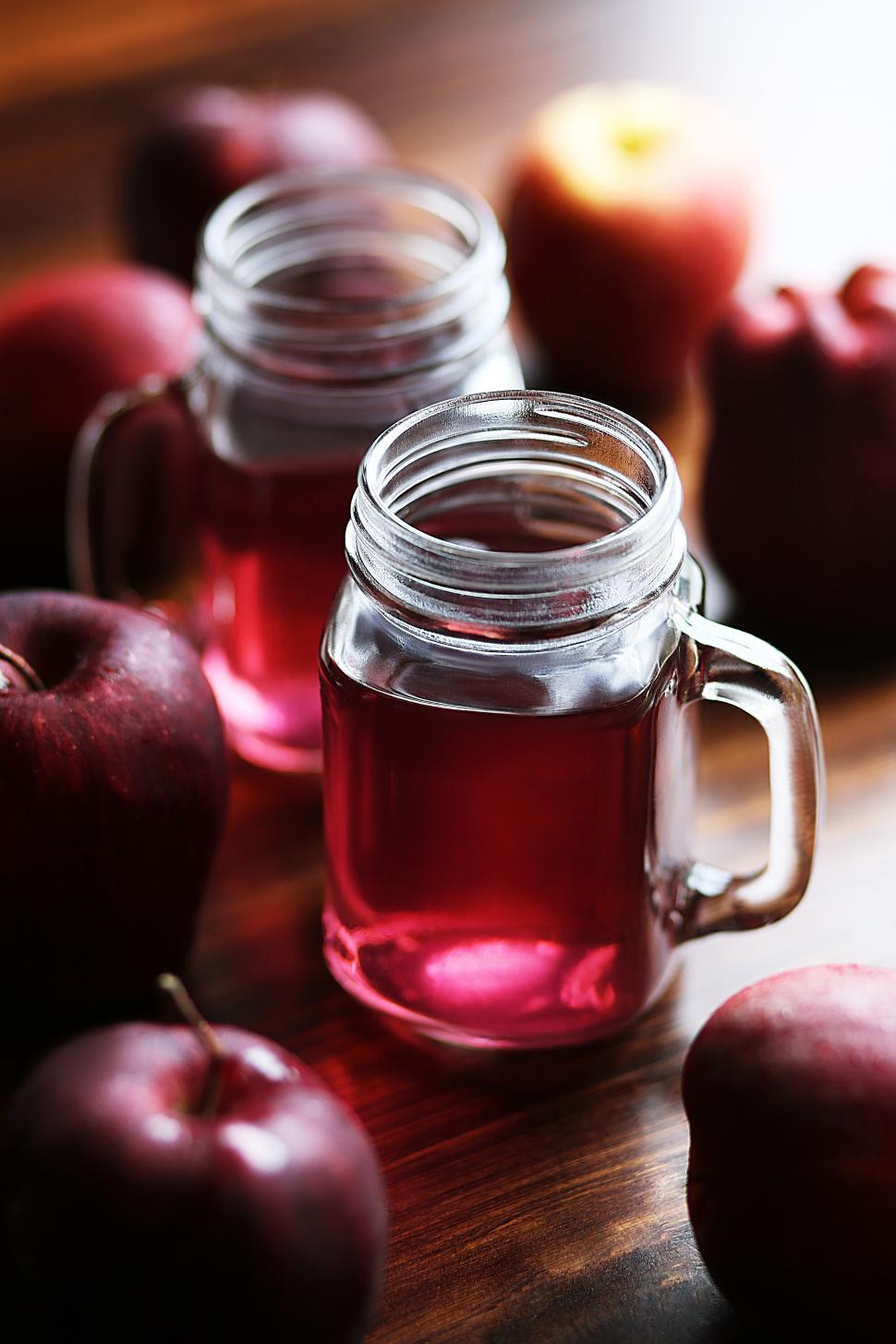 Free Image of Apple juice in mason jars 