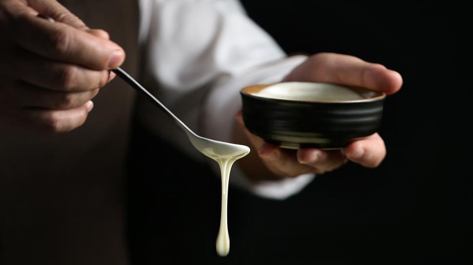 Free Image of Mixed baking soda dripping from a teaspoon 