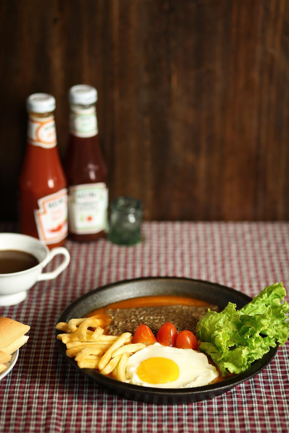 Free Image of English Breakfast on table 