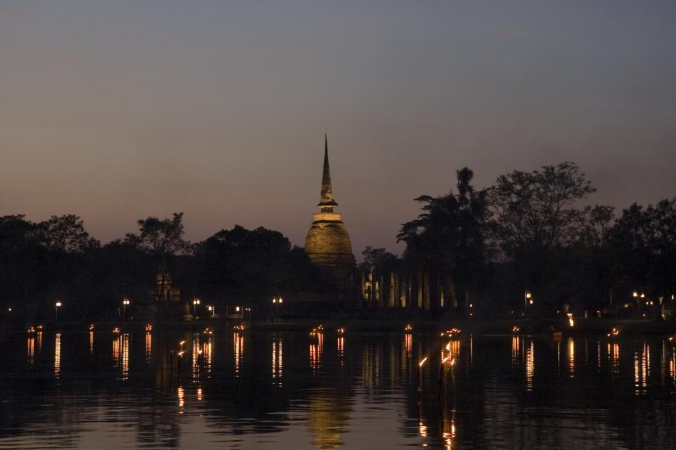 Free Image of Night View of Lake With Building in Background 