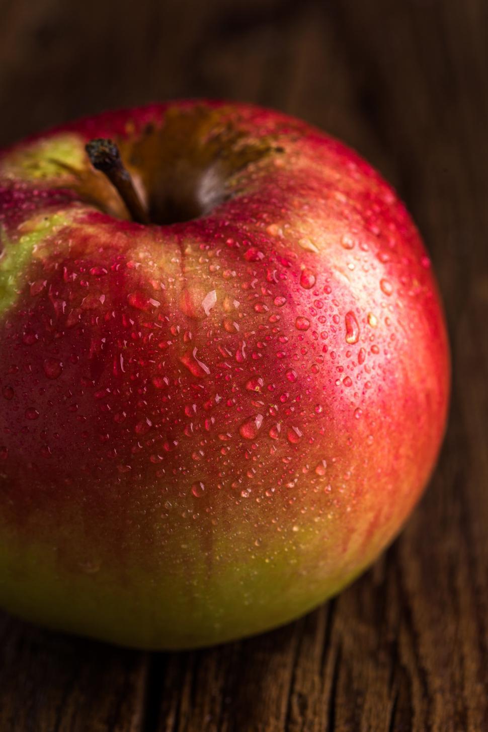 Free Image of Red Apple on table 
