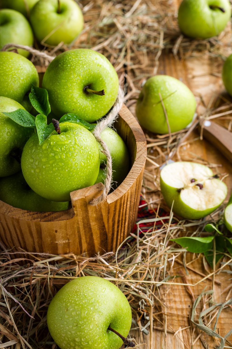 Free Image of Green Apples on Table 