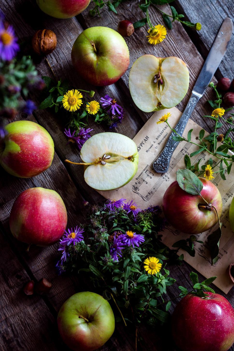 Free Image of Apples and flowers on desk 