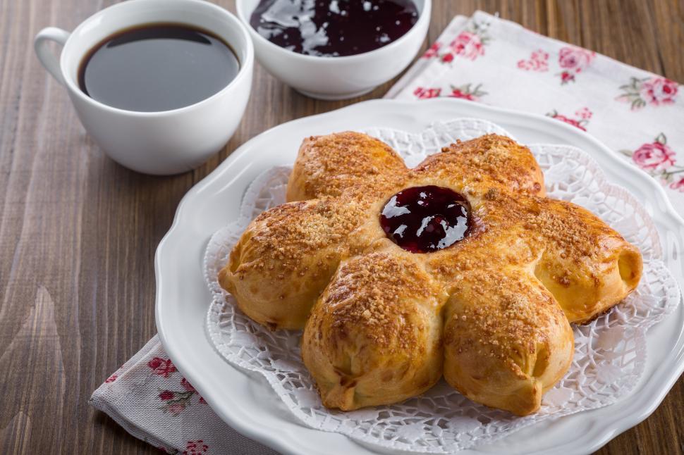 Free Image of Flower shaped sweet bun 