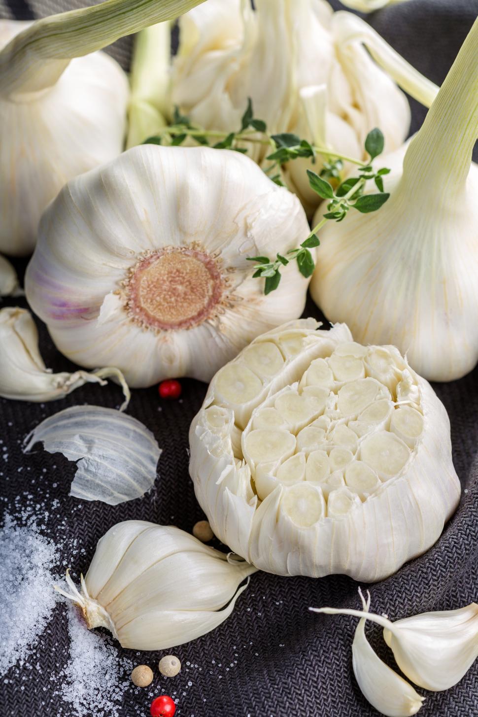 Free Image of Overhead view of garlic cloves 