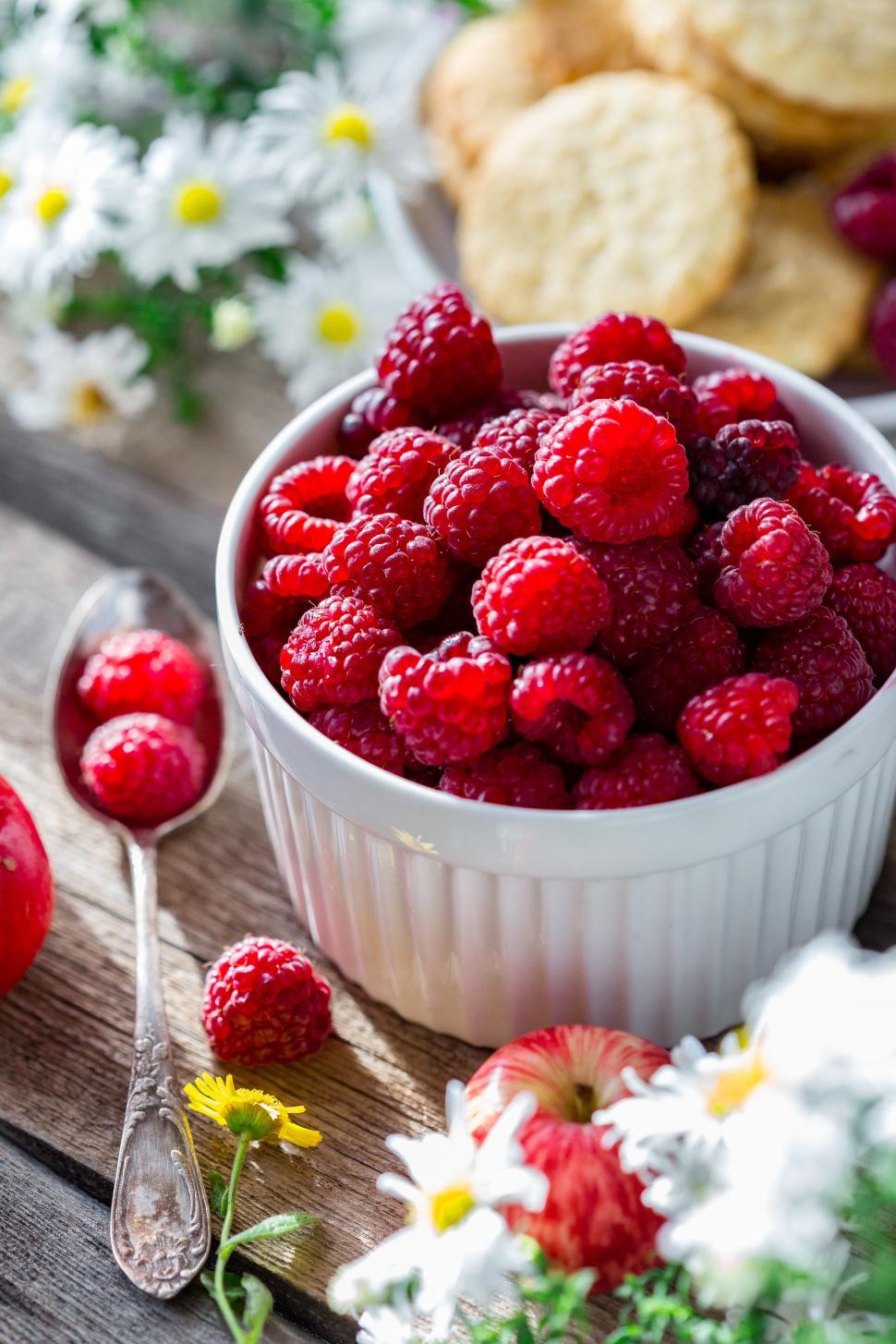 Free Image of Close up of a bowl of fresh raspberries 