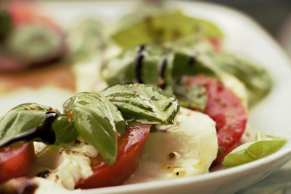 Free Image of Caprese salad 