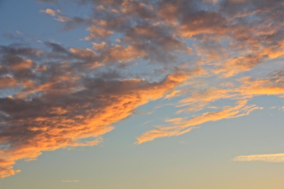 Free Image of Clouds in sunset sky 