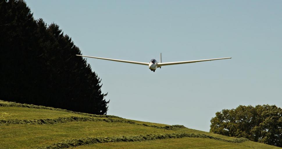 Free Image of Glider comes in low 