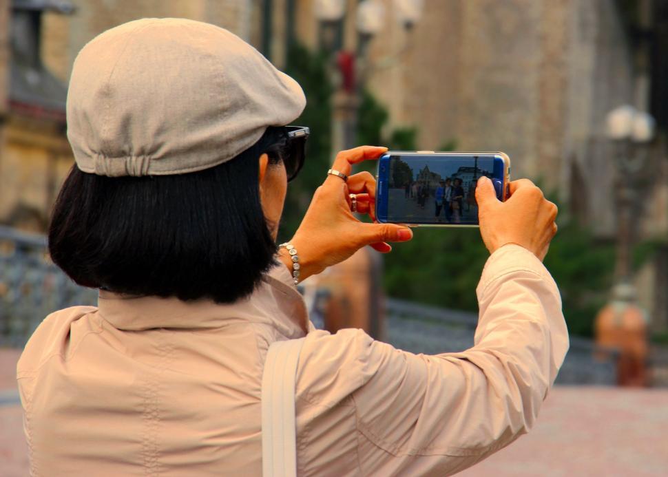 Free Image of Shooting a photo with a smartphone 