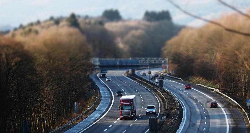 Free Image of Freeway view with light traffic 