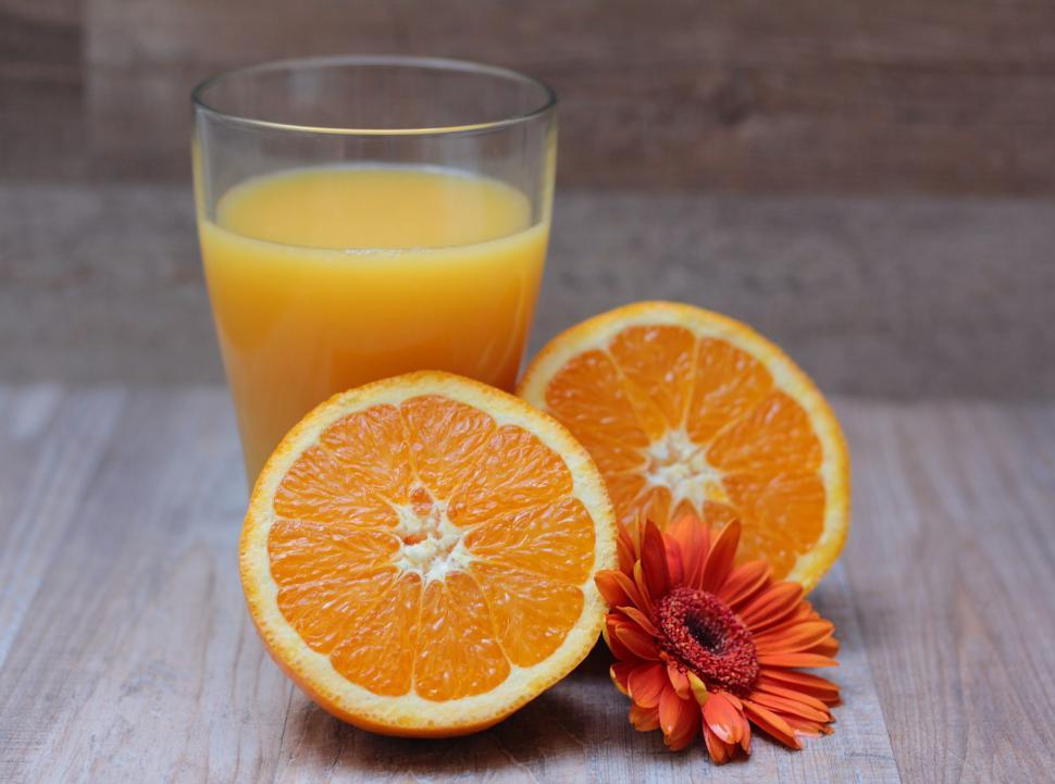 Free Image of Fresh orange juice with oranges 