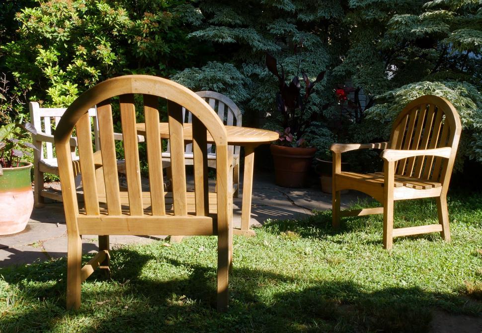 Free Image of Chairs Around Table 