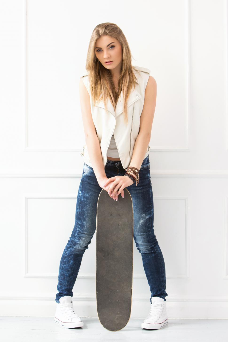 Free Image of Girl at home with skateboard 