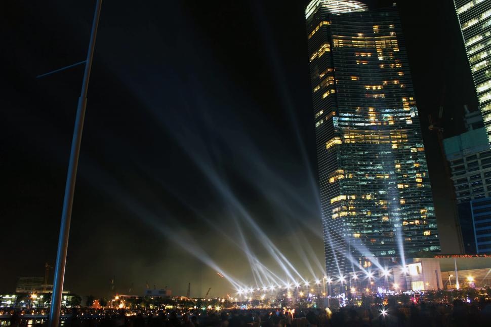 Free Image of Office tower at night with footlights 